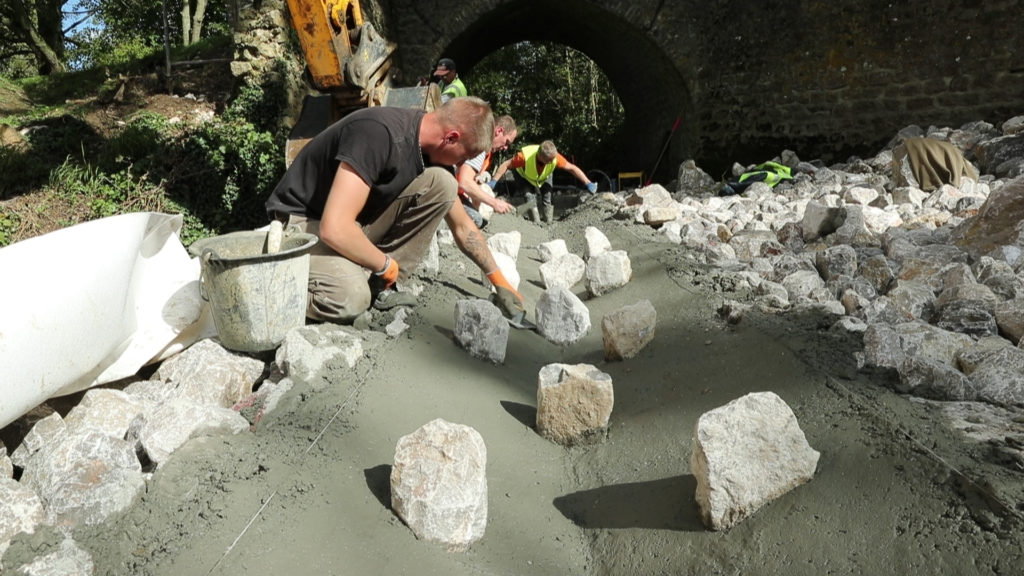 PLACEMENT ROCHER A LA MAIN SUR LE LUCQUET DELBENDE TRAVAUX